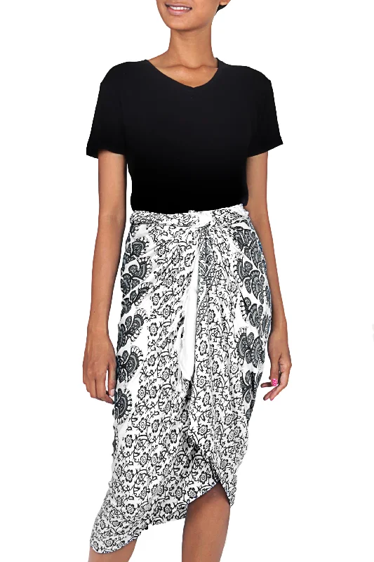 White Sun Handmade Batik Indonesian Sarong in Black and White Feminine Women's Style White Sun Handmade Batik Indonesian Sarong in Black and White Feminine Women's Style
